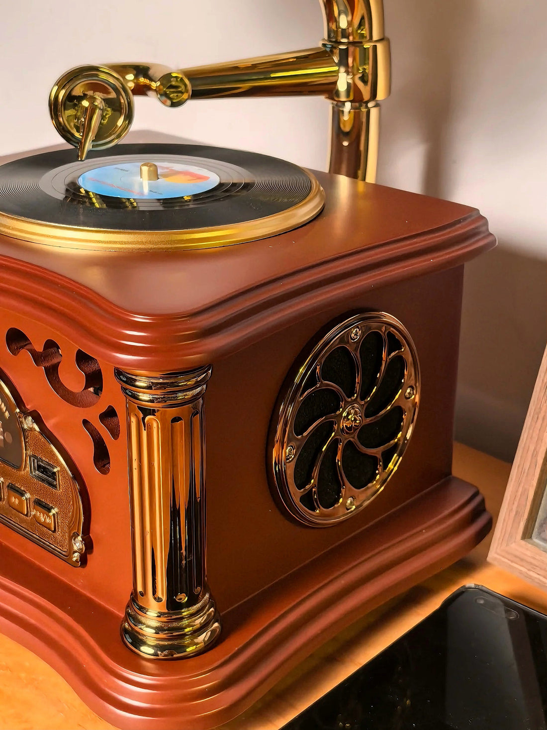 Lavie Sonora: Vintage Wooden Bluetooth Speaker with a Gramophone Design